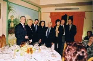 Avril 2003 -  Les membres du Comité autour du nouveau président